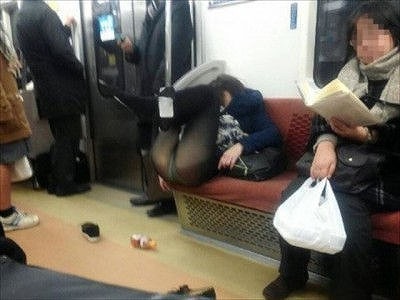 電車で泥酔してる女を見つけたらまずはパンチラを楽しむのが紳士w003