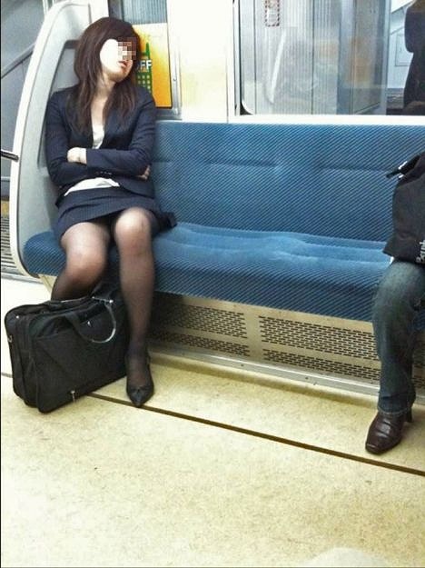 電車で泥酔してる女を見つけたらまずはパンチラを楽しむのが紳士w006