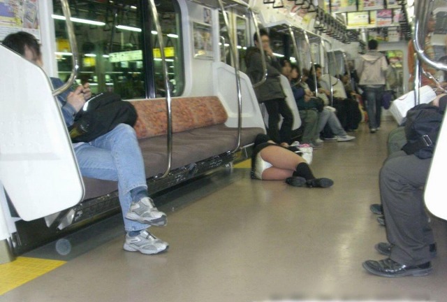 電車で泥酔してる女を見つけたらまずはパンチラを楽しむのが紳士w019
