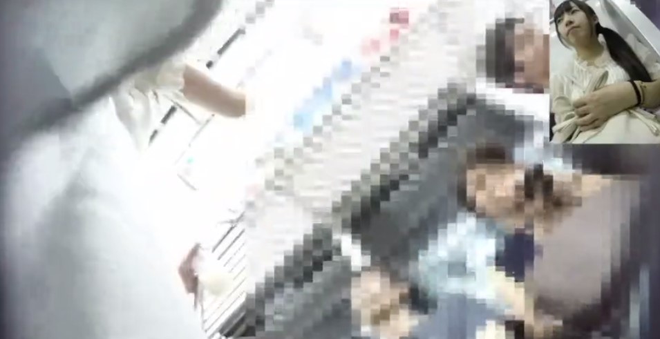 【逆さ撮り】電車に乗る清楚な女の子のパンティーをローアングルから撮った画像132枚079
