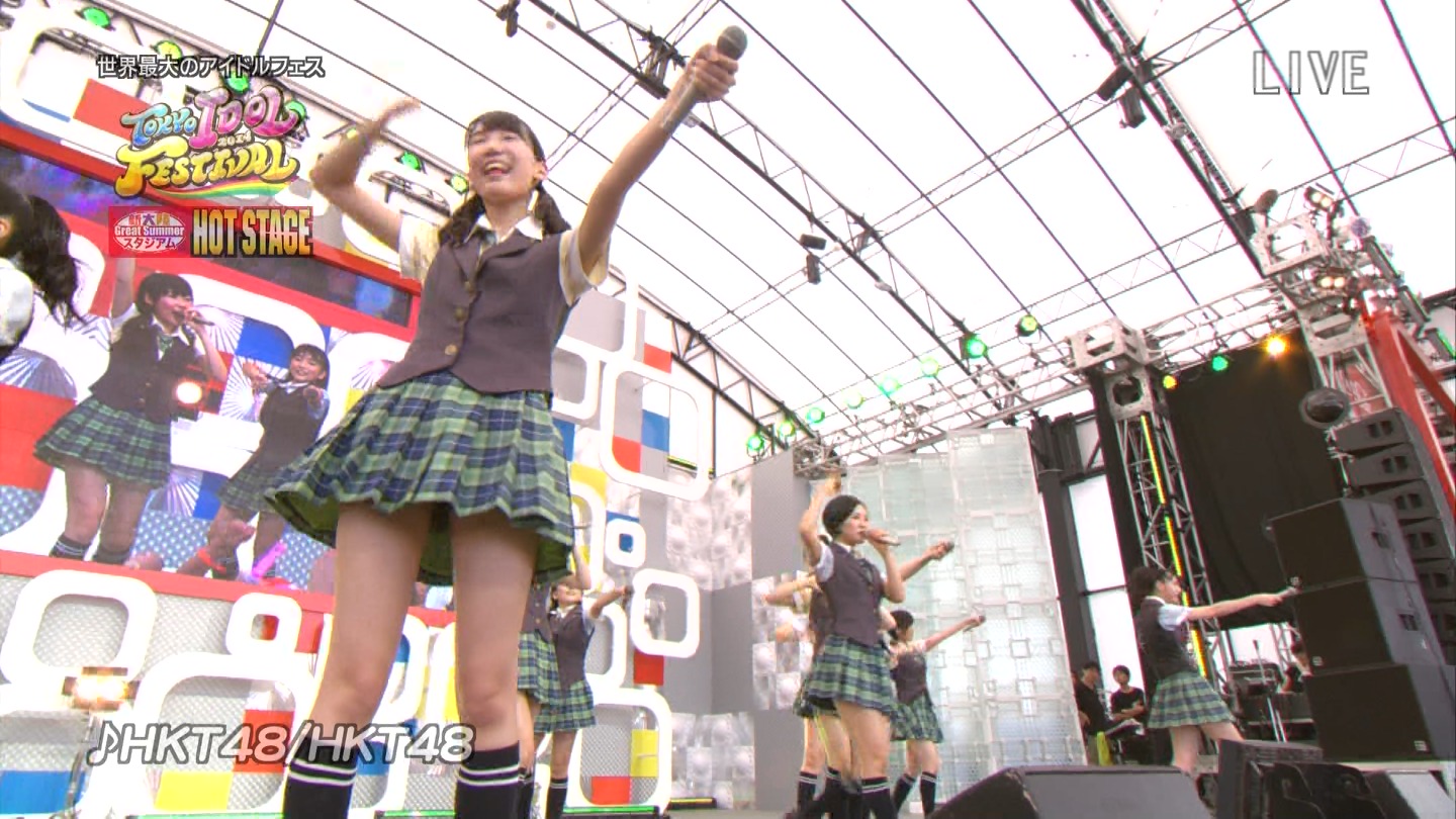 東京アイドルフェスティバル2014でHKT48が膝上げ太ももパンチラ001