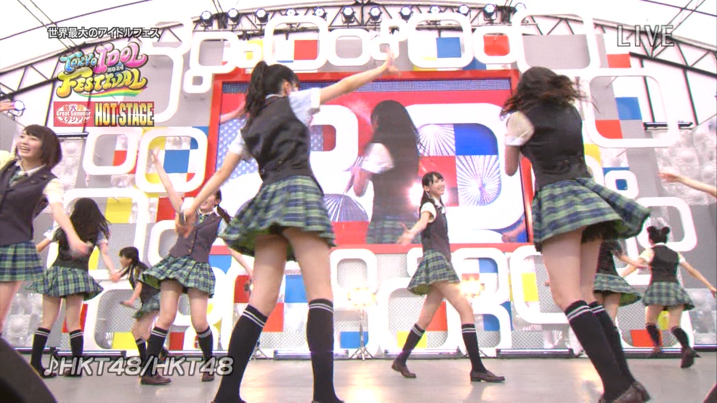 東京アイドルフェスティバル2014でHKT48が膝上げ太ももパンチラ002