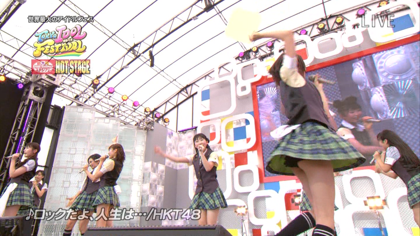 東京アイドルフェスティバル2014でHKT48が膝上げ太ももパンチラ006