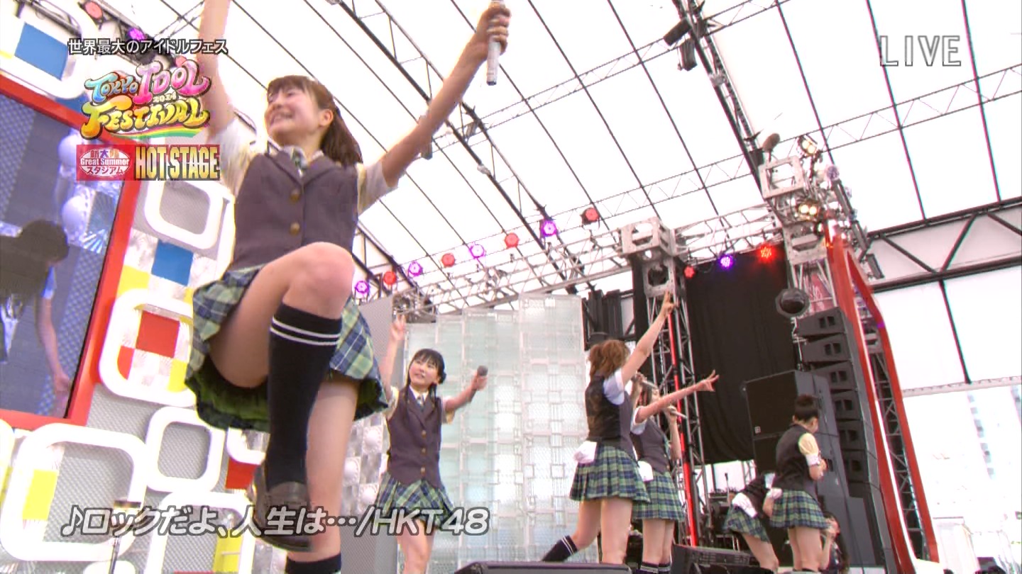 東京アイドルフェスティバル2014でHKT48が膝上げ太ももパンチラ008