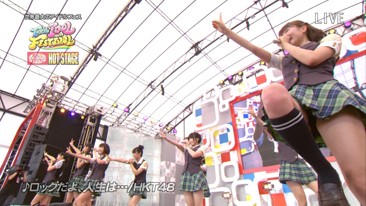 東京アイドルフェスティバル2014でHKT48が膝上げ太ももパンチラ009