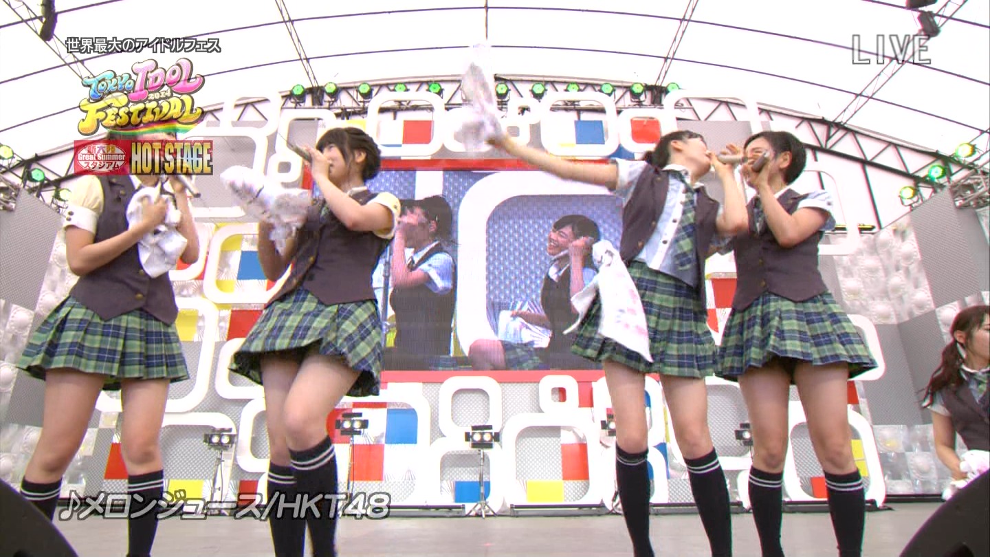 東京アイドルフェスティバル2014でHKT48が膝上げ太ももパンチラ010