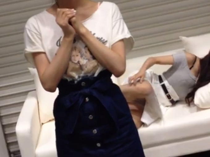 AKB48の小嶋菜月が脚を掻きながら股を開いてパンチラ015