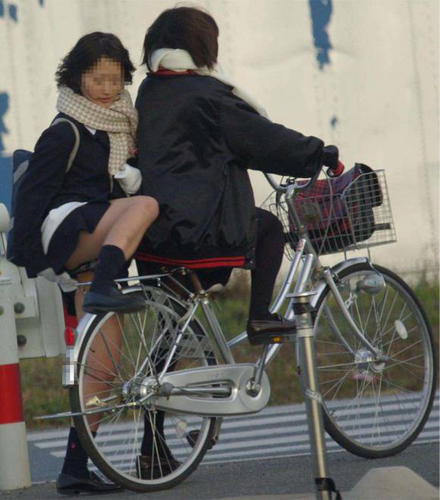 JKの自転車大胆パンチラ集006