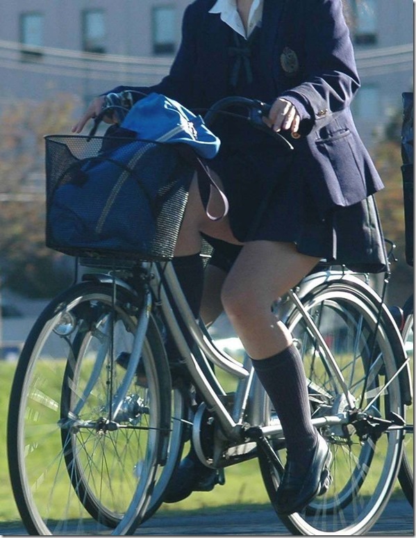 チャリンコに乗ってる女子校生の生脚がエロ過ぎる盗撮画像025