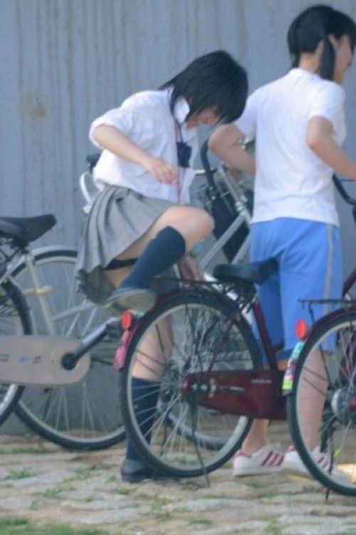 スカート短いのに自転車でパンチラしているチャリチラ画像004