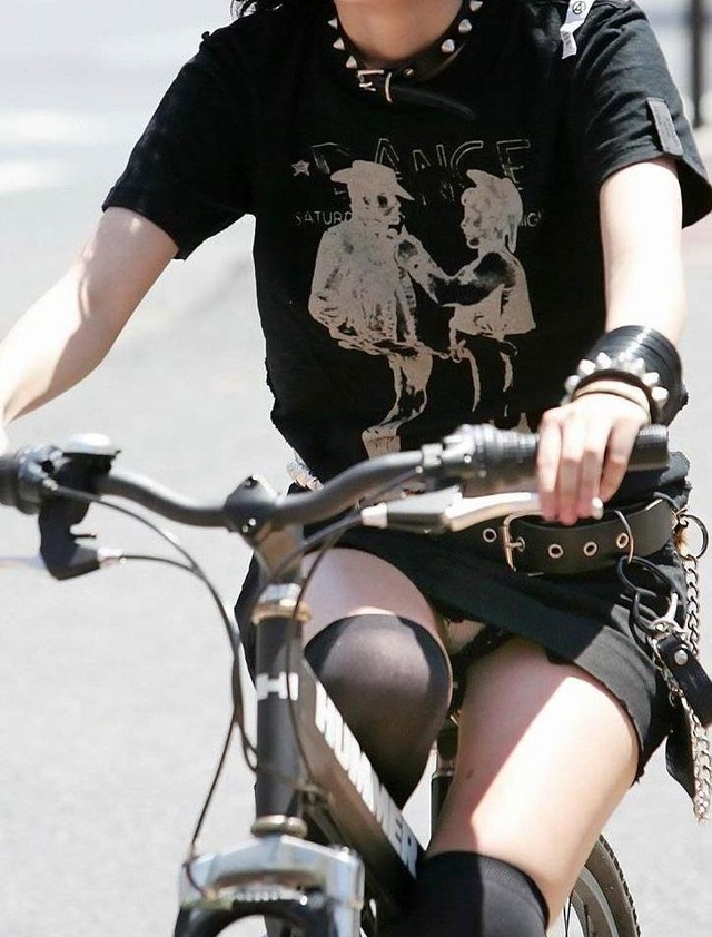 スカート短いのに自転車でパンチラしているチャリチラ画像007