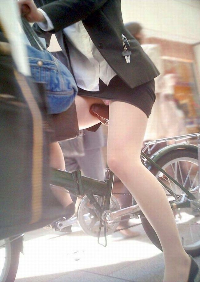 スカート短いのに自転車でパンチラしているチャリチラ画像014