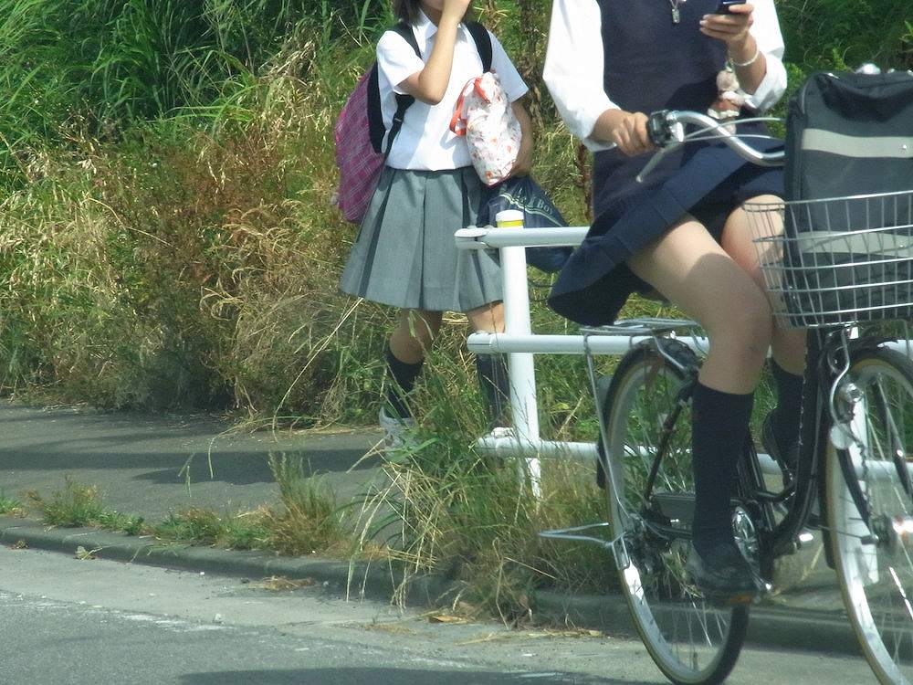 スカート短いのに自転車でパンチラしているチャリチラ画像028