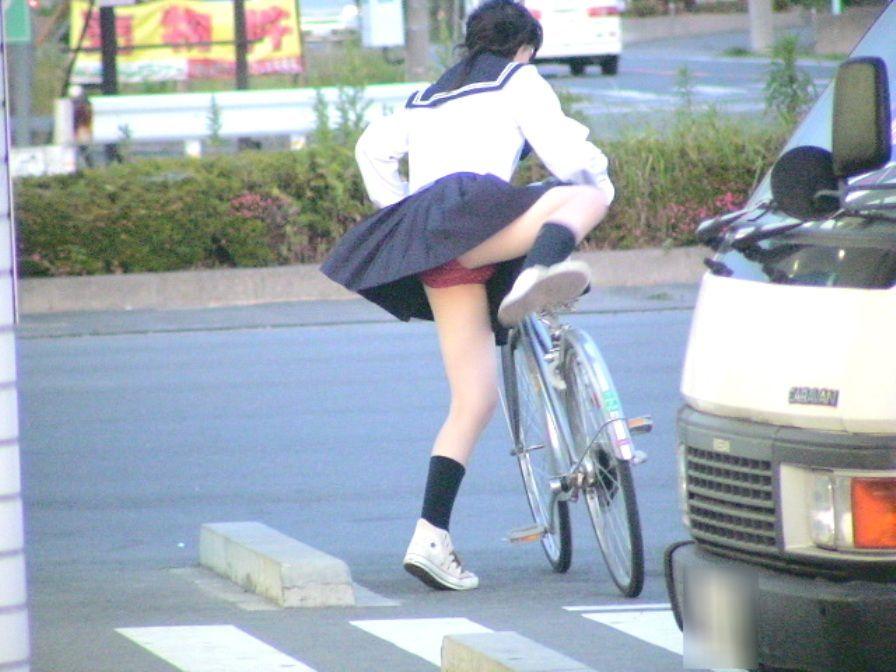 自転車でパンチラしてるの見ると青春と性欲を感じる010