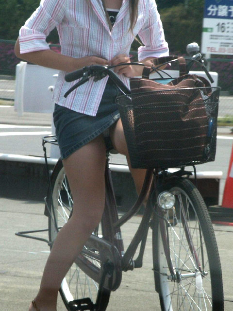 自転車乗ってるミニスカの子は絶対わざとパンツ見せている004