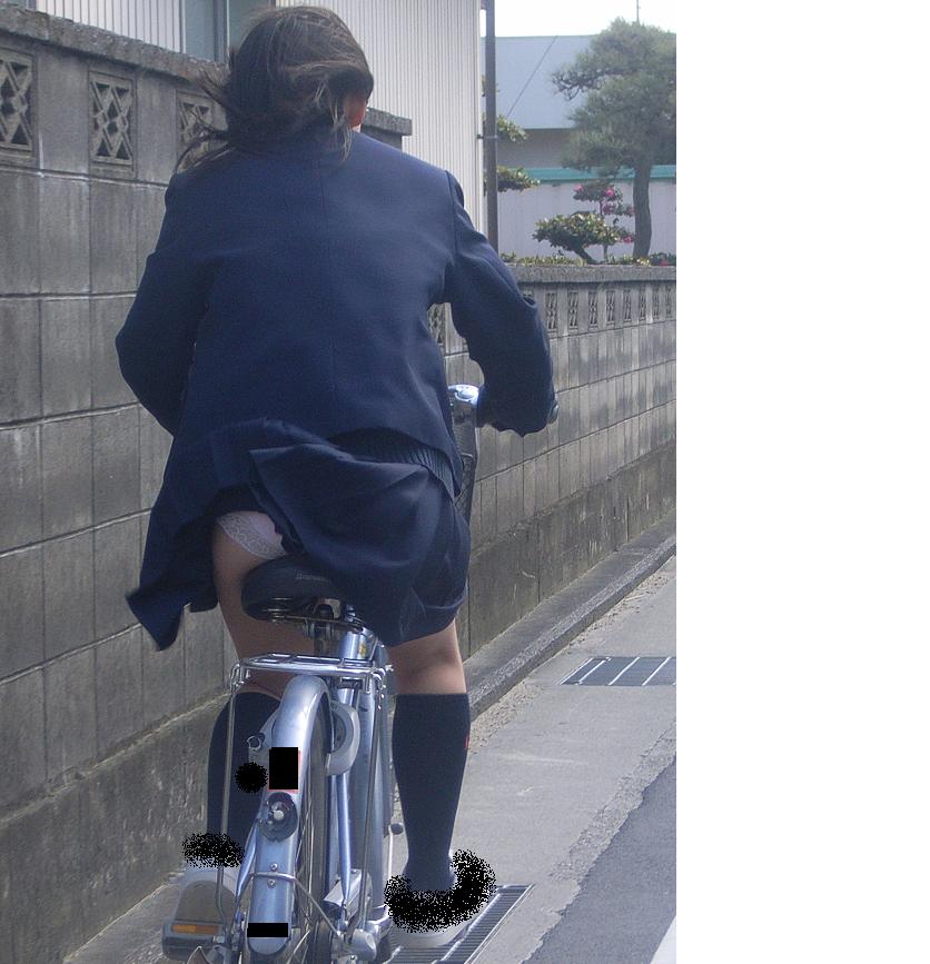 自転車乗ってるミニスカの子は絶対わざとパンツ見せている014