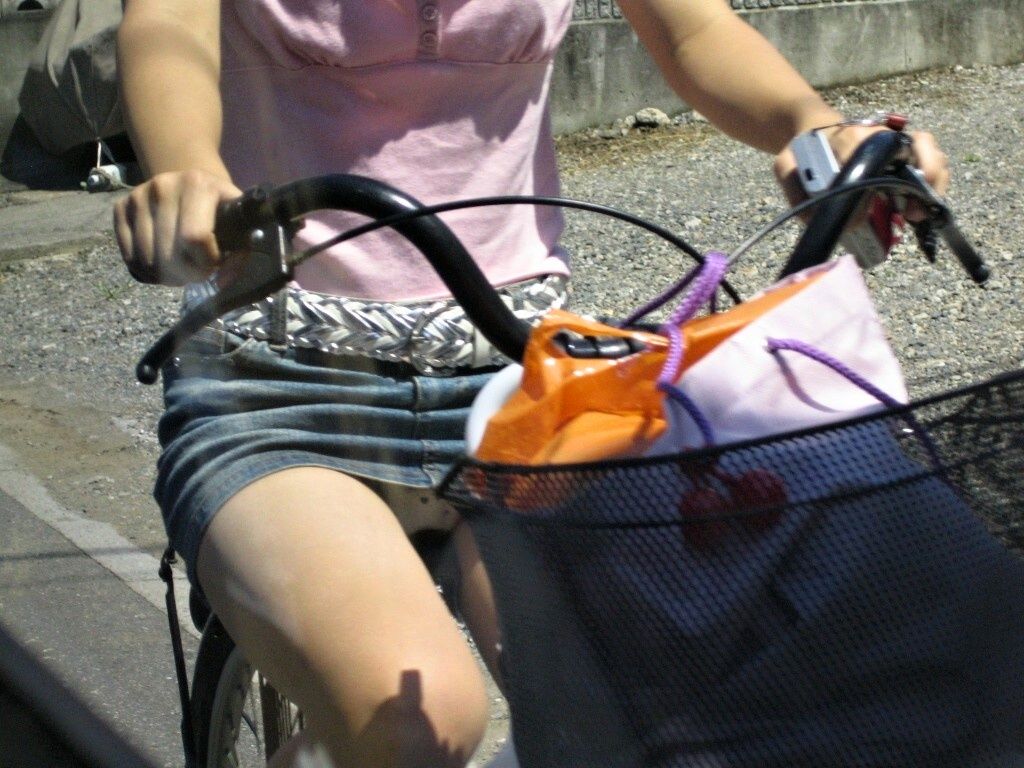 自転車乗ってるミニスカの子は絶対わざとパンツ見せている027