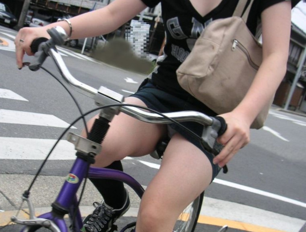 自転車乗ってるミニスカの子は絶対わざとパンツ見せている030