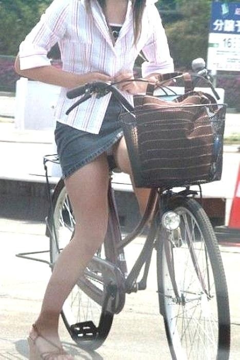 スカートで自転車に乗る素人ちゃんたち！パンツ見えてますけど・・・ (画像60枚)010
