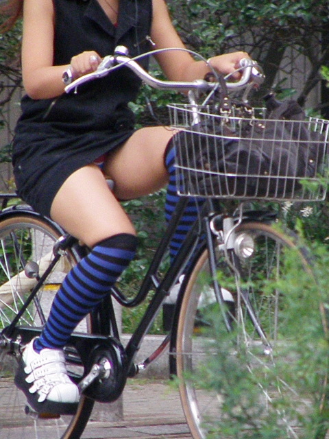スカートで自転車に乗る素人ちゃんたち！パンツ見えてますけど・・・ (画像60枚)011