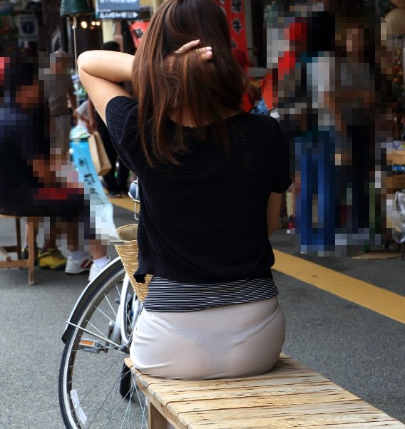 【盗撮エロ画像】スカートからパンツが透けてる美女たちを後ろから撮影したったｗｗｗ014