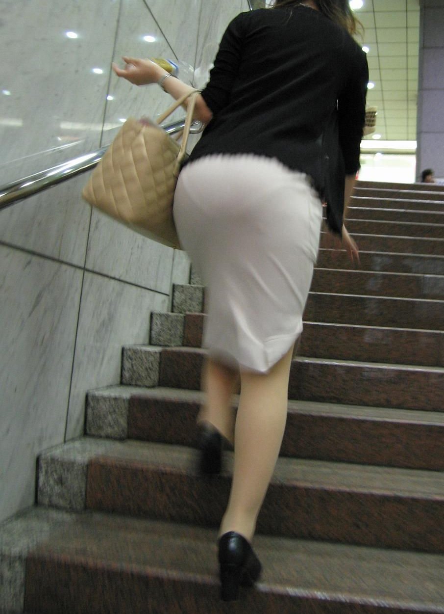 【盗撮エロ画像】スカートからパンツが透けてる美女たちを後ろから撮影したったｗｗｗ015