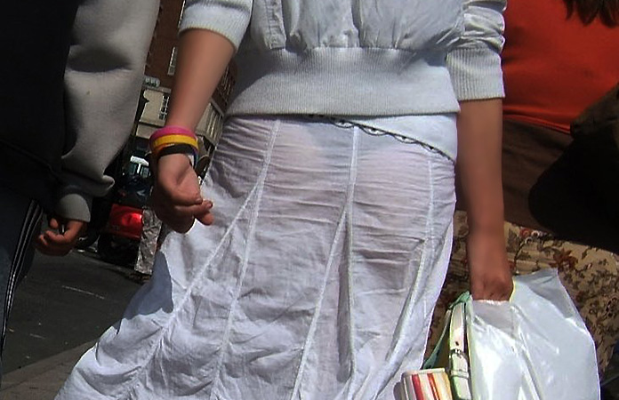 【盗撮エロ画像】スカートからパンツが透けてる美女たちを後ろから撮影したったｗｗｗ017