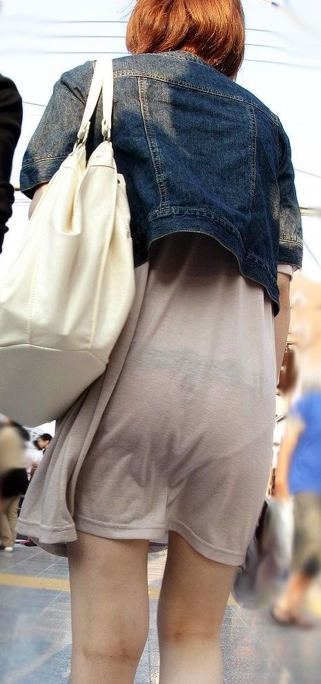 【盗撮エロ画像】スカートからパンツが透けてる美女たちを後ろから撮影したったｗｗｗ023