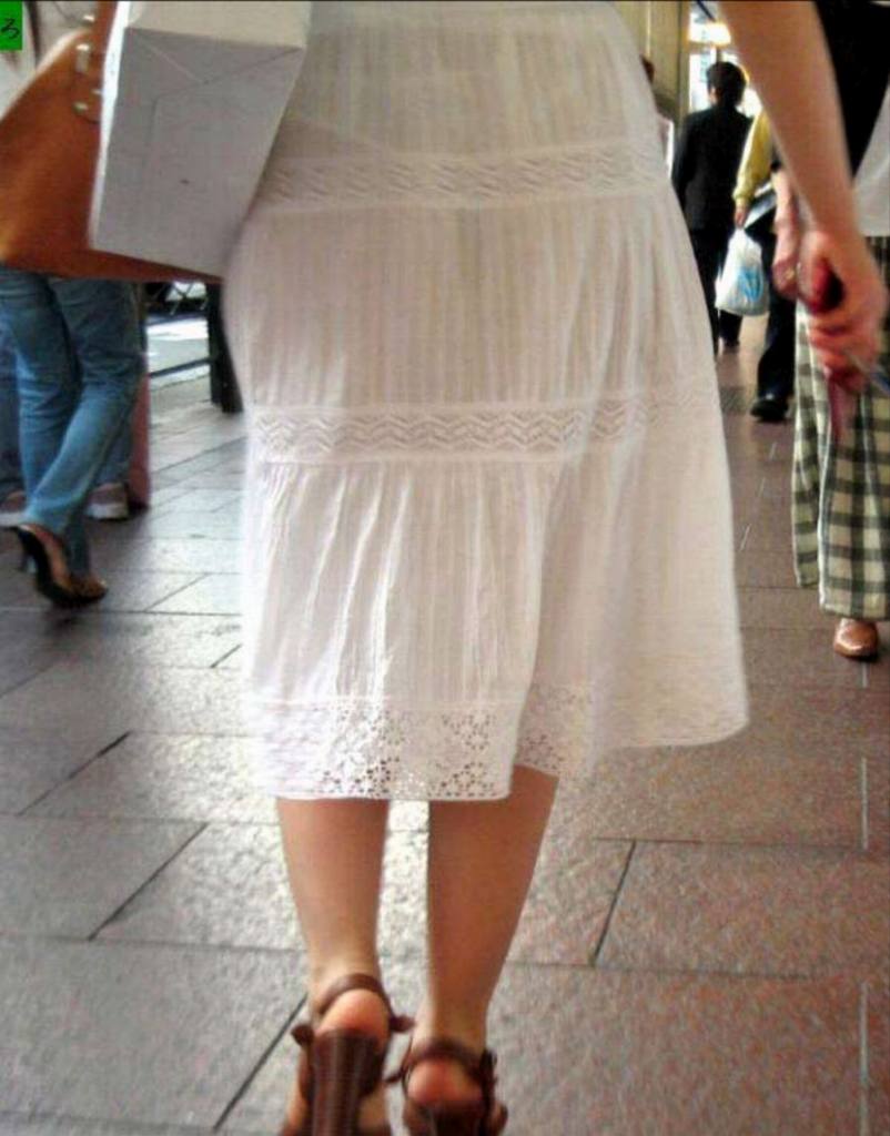 【盗撮エロ画像】スカートからパンツが透けてる美女たちを後ろから撮影したったｗｗｗ030