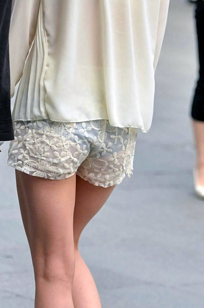 【盗撮エロ画像】スカートからパンツが透けてる美女たちを後ろから撮影したったｗｗｗ034