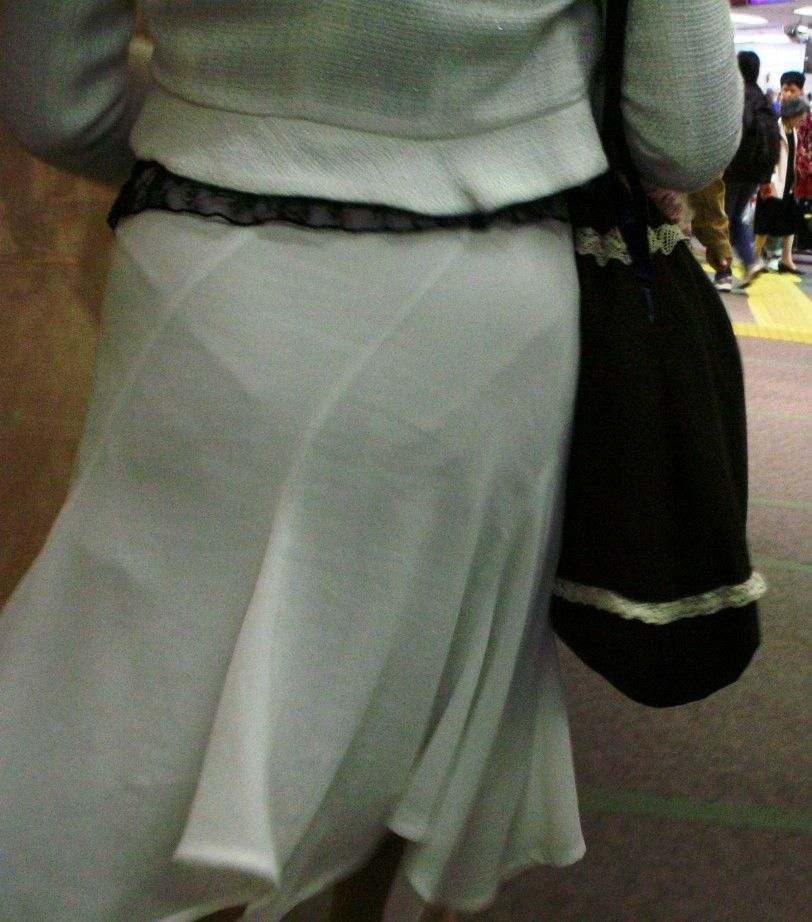 【盗撮エロ画像】スカートからパンツが透けてる美女たちを後ろから撮影したったｗｗｗ036