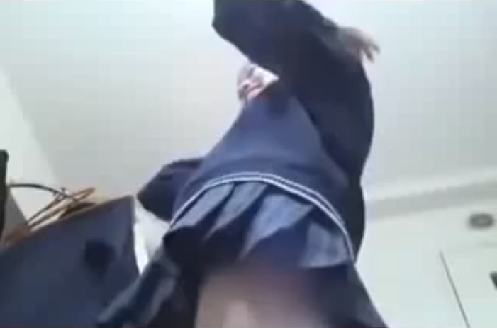 【BAN】黒髪美少女JKがニコ生でパンツ見せまくり動画001