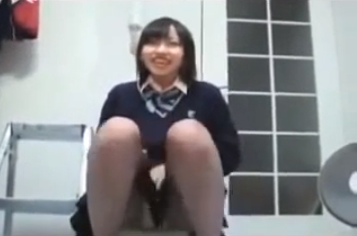 【BAN】黒髪美少女JKがニコ生でパンツ見せまくり動画004