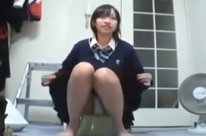 【BAN】黒髪美少女JKがニコ生でパンツ見せまくり動画006