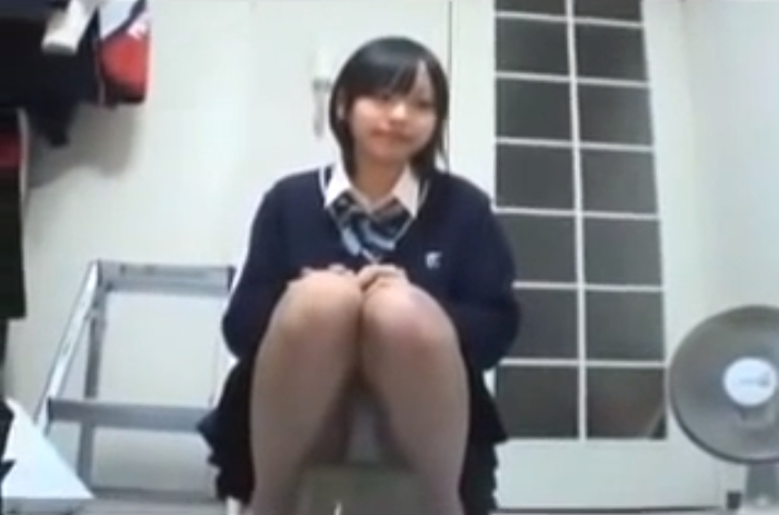 【BAN】黒髪美少女JKがニコ生でパンツ見せまくり動画007