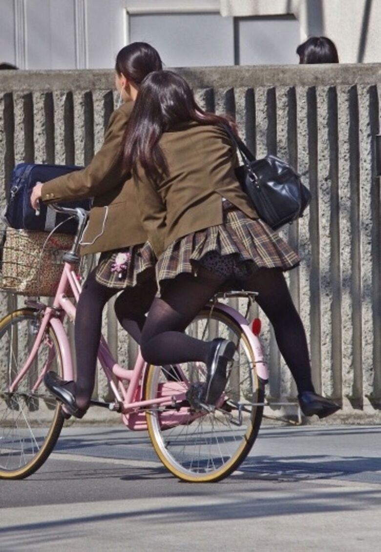 【自転車 パンチラ】チャンスは最大限に活かす。それが盗撮の主義※GIFあり063