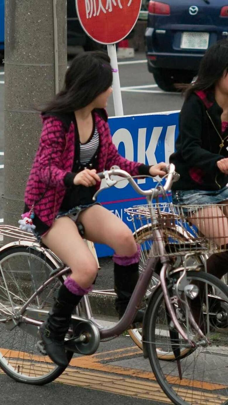 【自転車 パンチラ】チャンスは最大限に活かす。それが盗撮の主義※GIFあり064