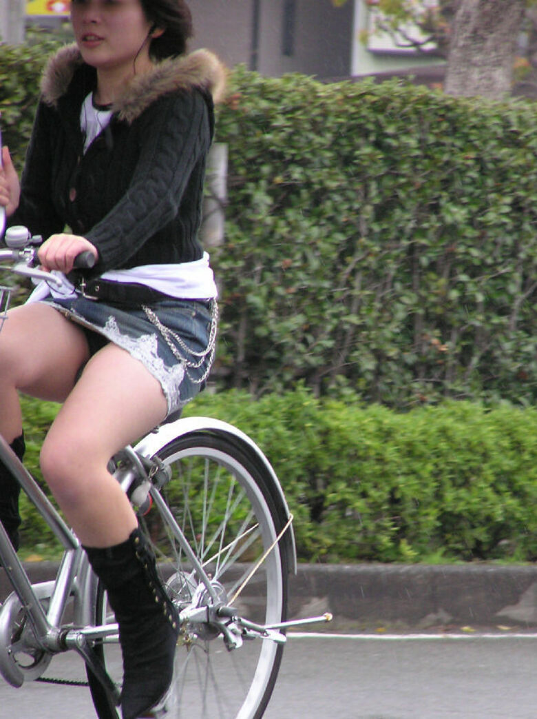 【自転車 パンチラ】チャンスは最大限に活かす。それが盗撮の主義※GIFあり075