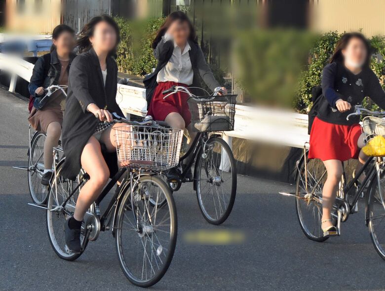 【自転車 パンチラ】チャンスは最大限に活かす。それが盗撮の主義※GIFあり099