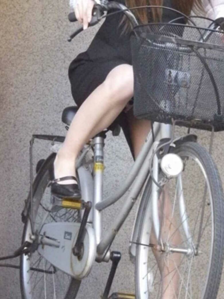 【自転車 パンチラ】OLお姉さんの通勤中盗撮画像 2019年秋編030