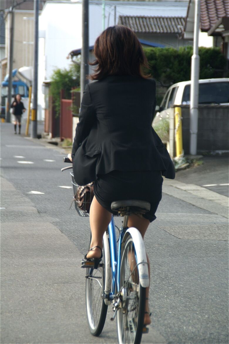 【自転車 パンチラ】OLお姉さんの通勤中盗撮画像 2019年秋編059