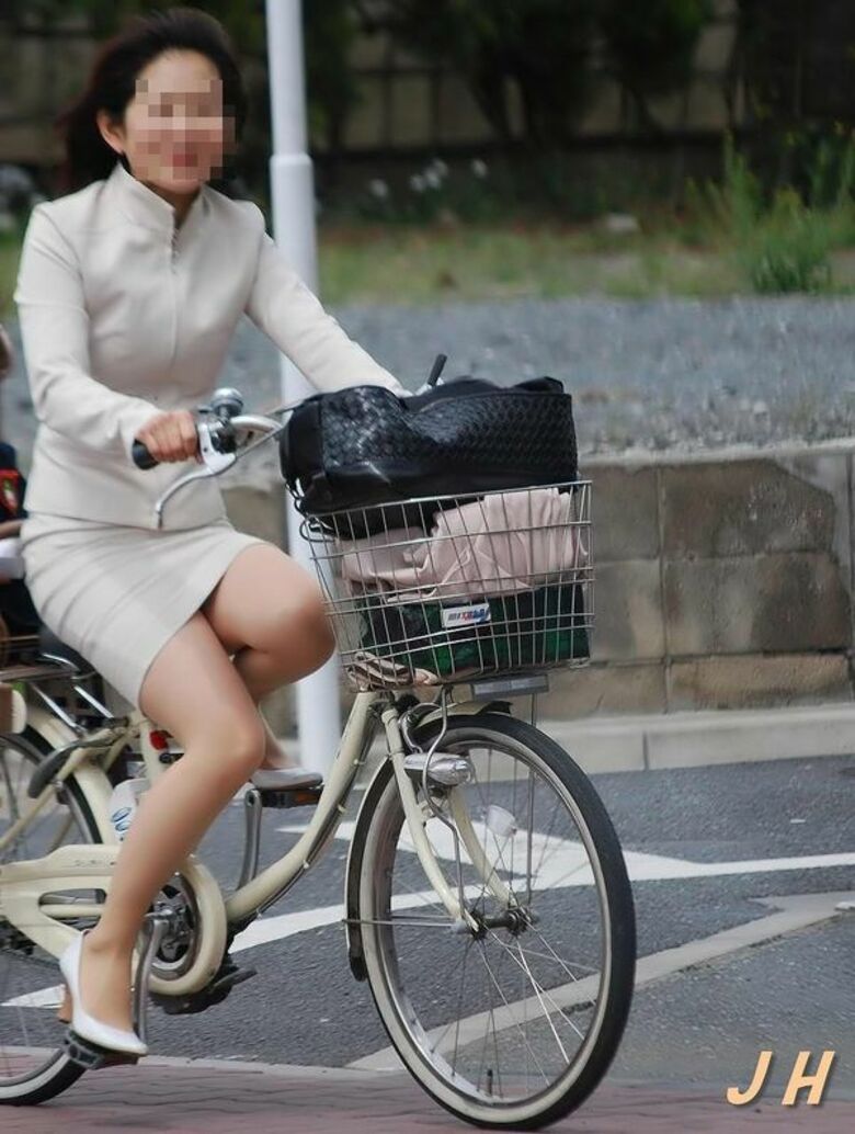 【自転車 パンチラ】OLお姉さんの通勤中盗撮画像 2019年秋編068