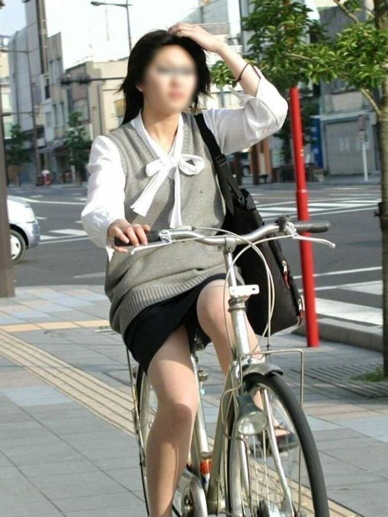 【自転車 パンチラ】OLお姉さんの通勤中盗撮画像 2019年秋編089