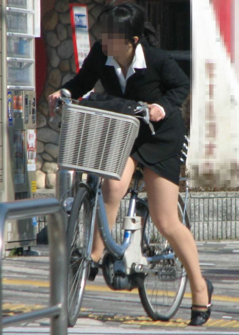 【自転車 パンチラ】OLお姉さんの通勤中盗撮画像 2019年秋編093