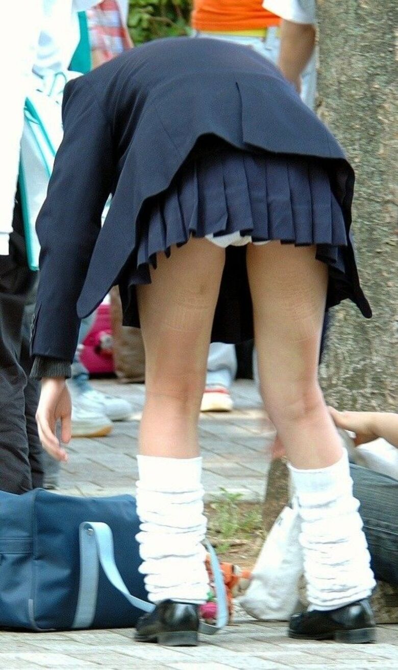 【盗撮】短いスカートの女の子のパンツを後ろから隠し撮り！丸見えすぎｗ027