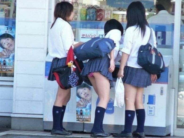 【盗撮】短いスカートの女の子のパンツを後ろから隠し撮り！丸見えすぎｗ038