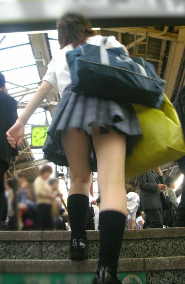 【盗撮】短いスカートの女の子のパンツを後ろから隠し撮り！丸見えすぎｗ043
