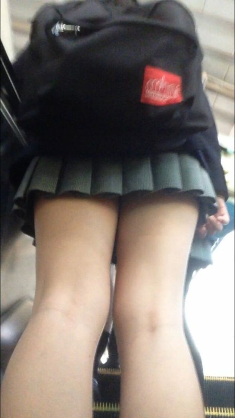 【盗撮】短いスカートの女の子のパンツを後ろから隠し撮り！丸見えすぎｗ047