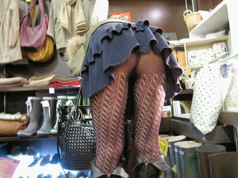 【盗撮】短いスカートの女の子のパンツを後ろから隠し撮り！丸見えすぎｗ061