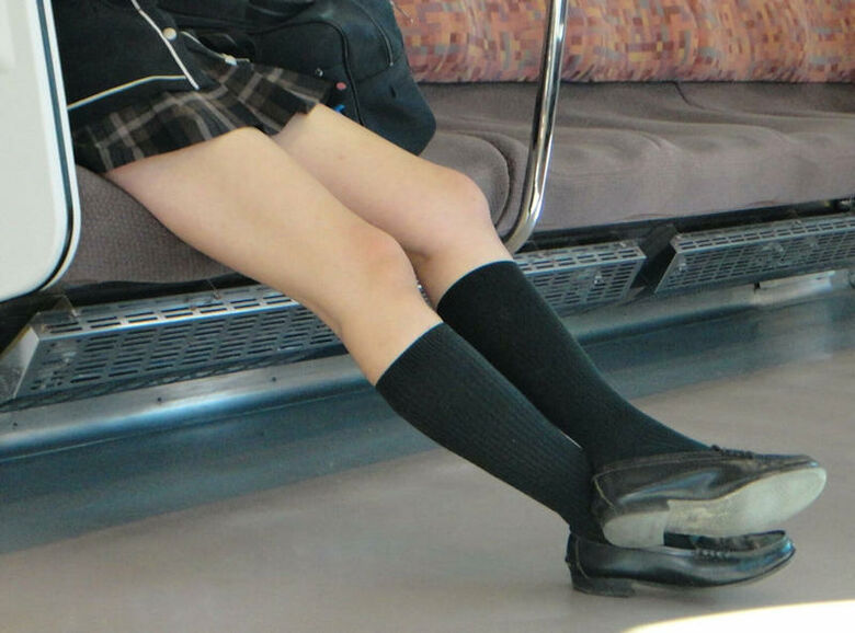 JK 電車パンチラ画像119枚！逆さ撮りやしゃがみで盗撮された女子高生のパンツがエロい!!007